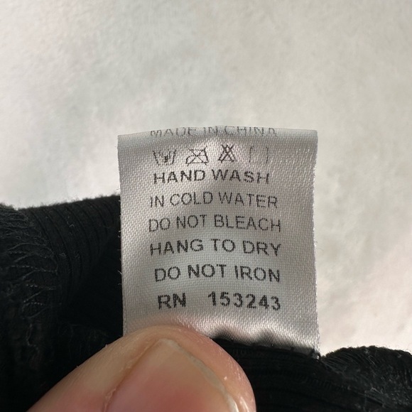 BEAR DANCE Womens Black Cherry Embroidered Ribbed Fabric Cropped Tank Top Medium - Picture 4 of 8